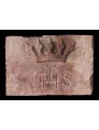 IHS con corona in pietra serena