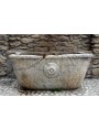 Esempio di un'antica "mamilla" scolpita su una vasca da bagno di epoca Impero
