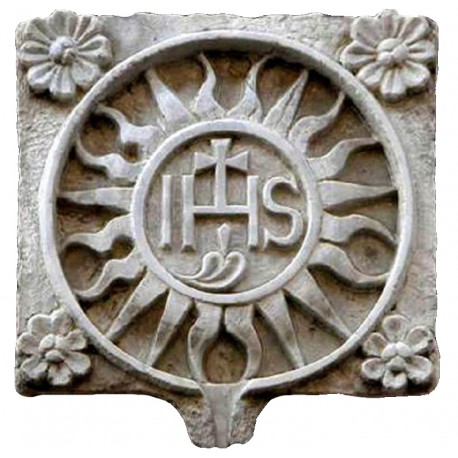 IHS in pietra con sole e quattro fiori