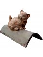 Gatto in terracotta su tegola antica