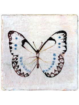 piastrella di maiolica con Farfalla bianca