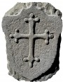 Stemma in pietra arenaria grigia con Croce Pisana lobata