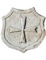 Scudo in pietra arenaria grigia con croce di Malta
