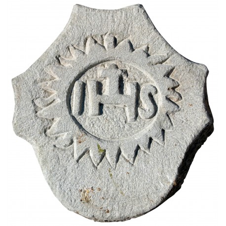 Stemma in pietra arenaria grigia con IHS