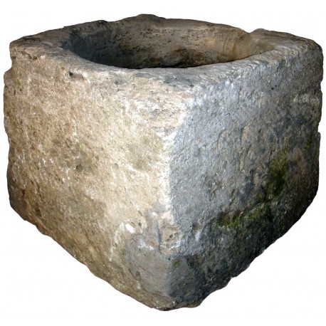 Antico pozzo in pietra