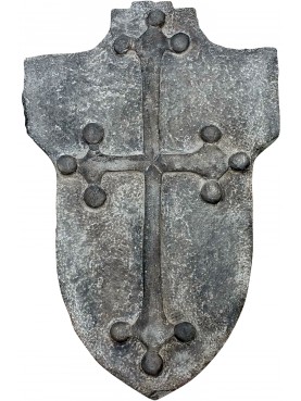 Croce Pisana su stemma in pietra arenaria grigia
