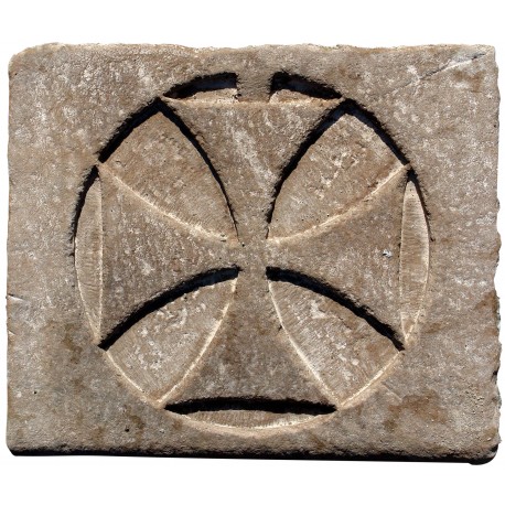 CROCE PATENTE inscritta in un cerchio in pietra
