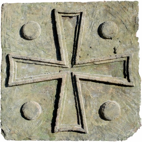 Grande croce templare a quattro livelli in pietra