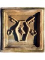 Formella in terracotta con stemma papale chiavi e colomba