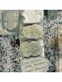 Stemma in pietra arenaria grigia con Croce Pisana lobata