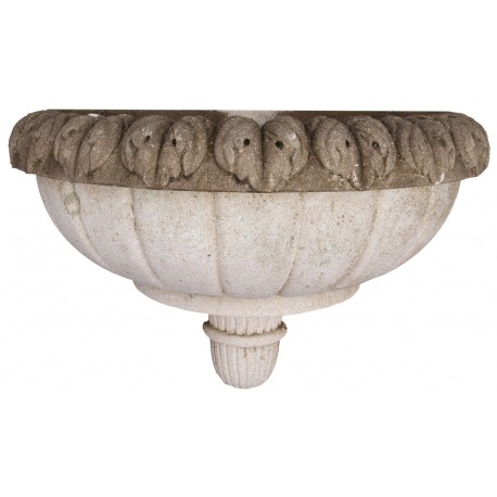 Wall stone fountain with achantus leaves