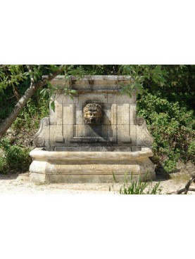 Grande fontana francese in pietra calcarea