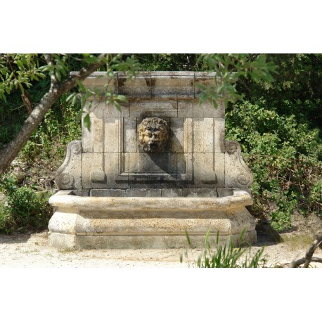 Grande fontana francese in pietra calcarea