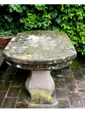 Piccolo tavolo da giardino ovale in pietra di nostra produzione