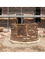 Work in progress del montaggio del SATOR inserito in un pozzo circolare di mattoni antichi