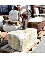Blocco di marmo antico con puleggia per taglio