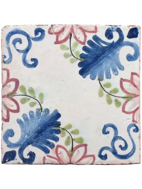 Piastrella di maiolica antica con palmetta greca azzurra