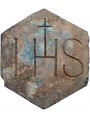 IHS su esagono antico in terracotta