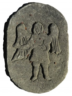 Angelo, Immagine sacra su scudo in pietra