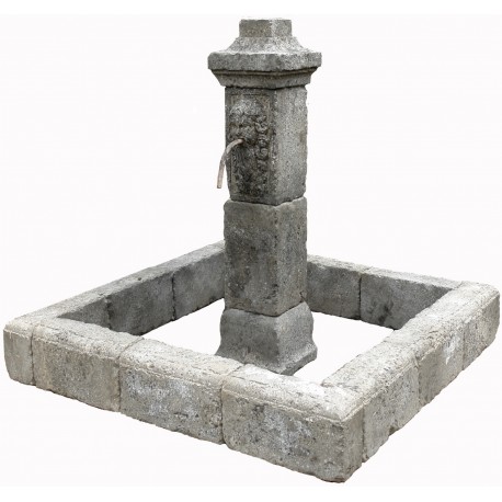 Grande fontana quadrata in pietra calcarea con mascherone