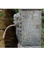 Grande fontana quadrata in pietra calcarea con mascherone
