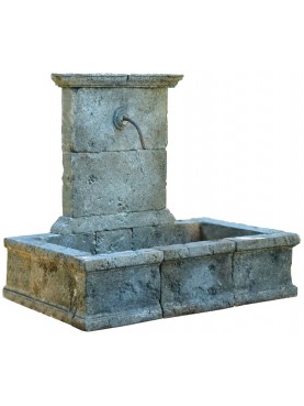 Fontana in pietra con lavatoio