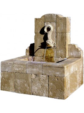Fontana in pietra con delfino