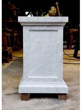 Base in white Carrara marble for statues or vases