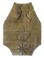 Stemma in pietra serena con delfini