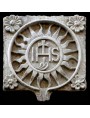 IHS in pietra con sole e quattro fiori
