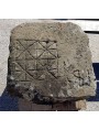 Grande pietra antica con incisione del gioco del Filetto