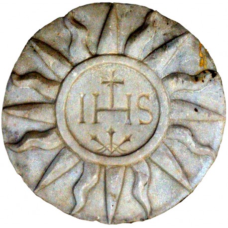 Bassorilievo in marmo IHS Iesus Hominum Salvator - IHS di Stazzema