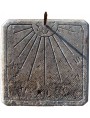 Copia di una meridiana antica in pietra calcarea