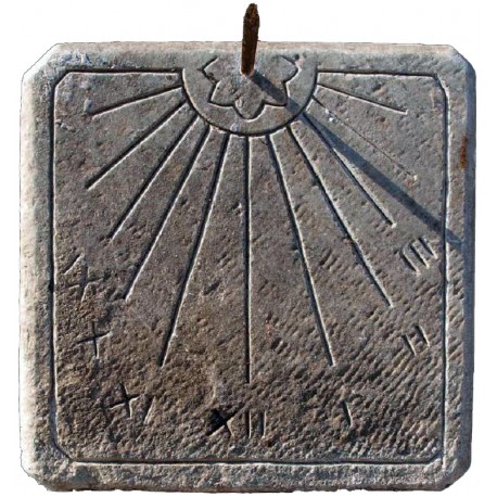 Copia di una meridiana antica in pietra calcarea