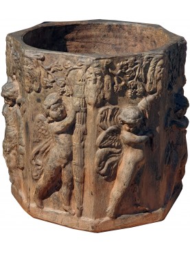 Cachepot ottagonale ornato con putti in terracotta