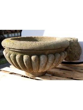 Ancient round basin in Guamo stone (Lucca)