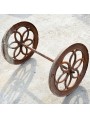 antica coppia di ruote in ghisa con asse incorporato
