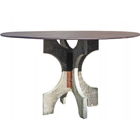 Tavolo in pietra con piano in acciaio