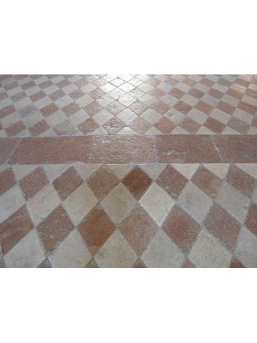Pavimento a rombi simmetrici in pietra bianca e marmo rosso
