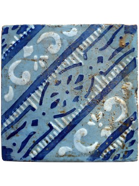 Antica piastrella di maiolica blu cobalto e bianco