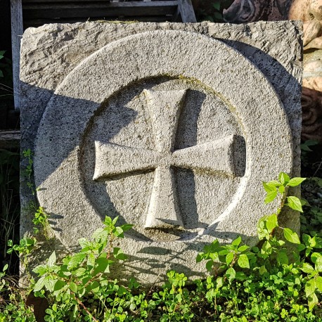 Croce Templare cerchiata in pietra
