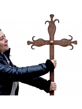 La croce del Battistero di Volterra in ferro battuto