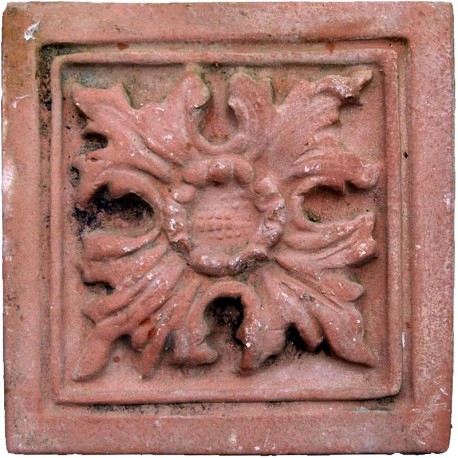 Formella in terracotta con decoro floreale centrale