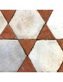 Pavimento a esagoni e triangoli in pietra bianca calcarea e terracotta rossa