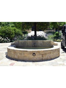 Grande fontana in pietra con 1 bocchettone in ferro