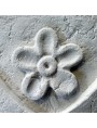 Stemma in pietra con tre fiori