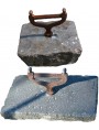 Grattapiedi in ghisa montato su pietra