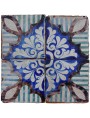 Piastrella di maiolica con righe, fiori blu e bianchi e bordo manganese
