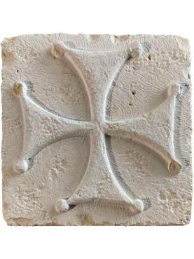 Grande croce templare di Malta lobata in pietra bianca