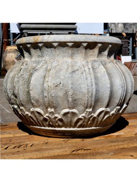 Italian marble vase with achantus leaves